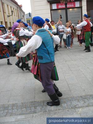 Korowód polonijnych zespołów folklorystycznych w Rzeszowie