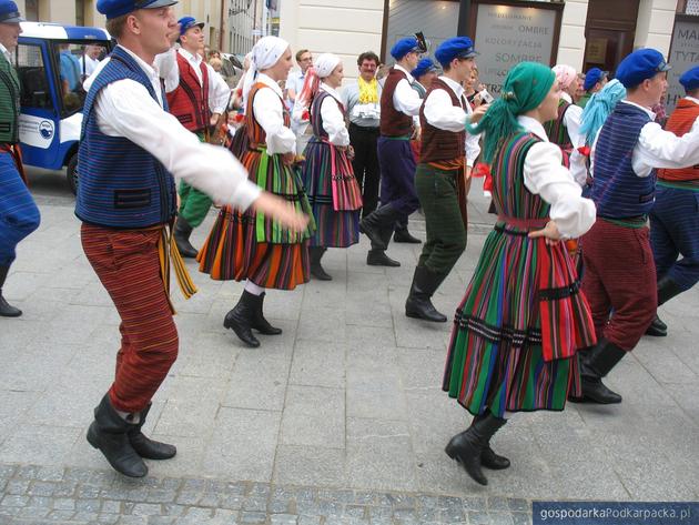 Korowód polonijnych zespołów folklorystycznych w Rzeszowie