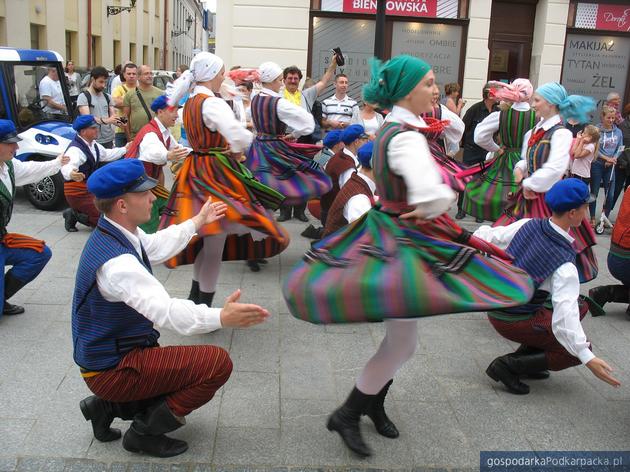 Korowód polonijnych zespołów folklorystycznych w Rzeszowie