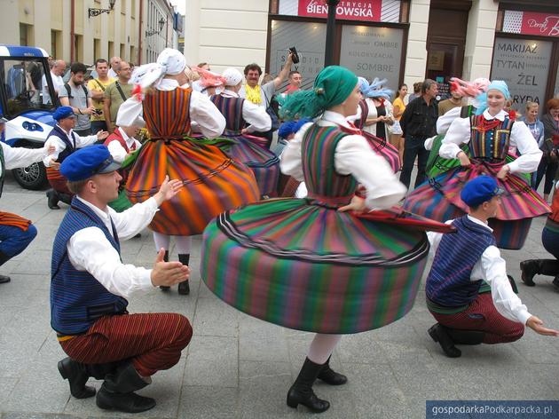 Korowód polonijnych zespołów folklorystycznych w Rzeszowie