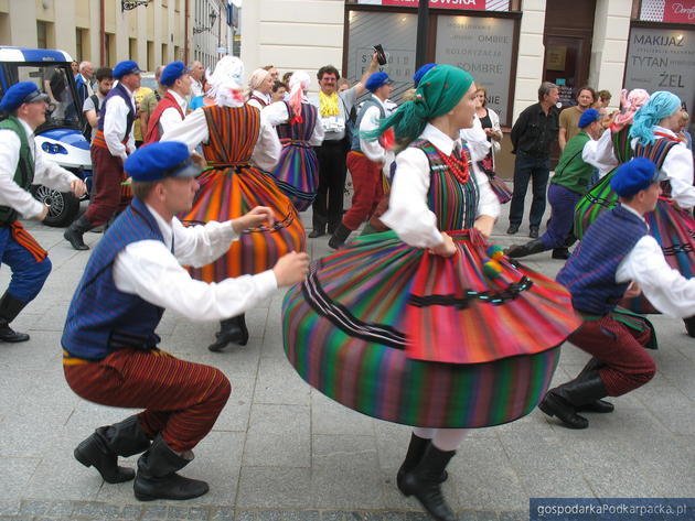 Korowód polonijnych zespołów folklorystycznych w Rzeszowie