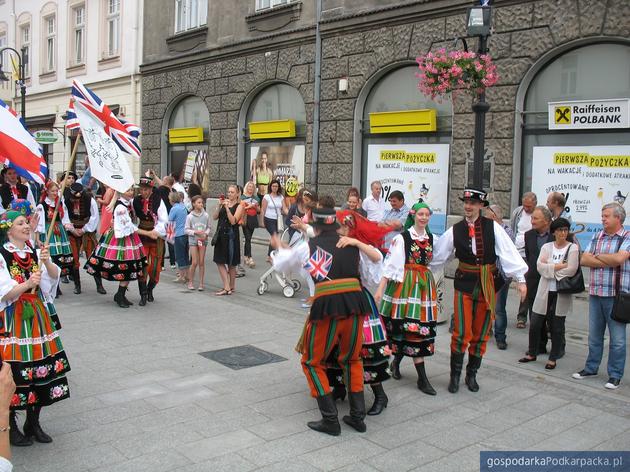 Korowód polonijnych zespołów folklorystycznych w Rzeszowie