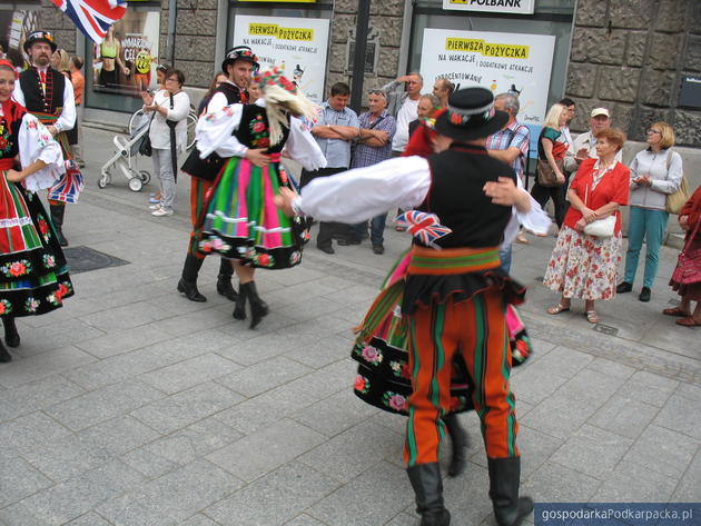 Korowód polonijnych zespołów folklorystycznych w Rzeszowie