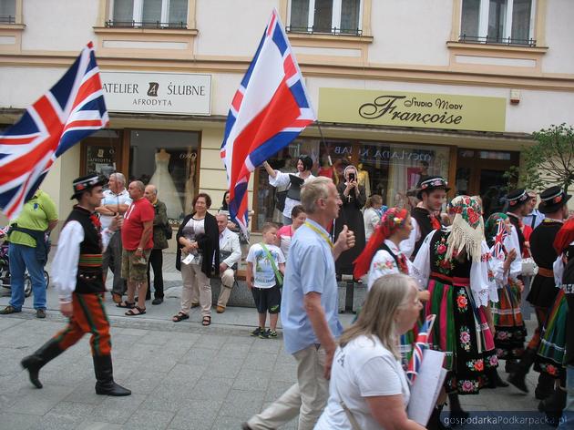 Korowód polonijnych zespołów folklorystycznych w Rzeszowie