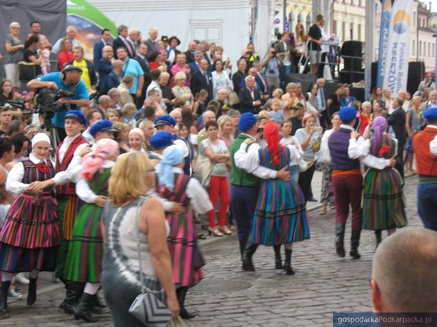 Korowód polonijnych zespołów folklorystycznych w Rzeszowie