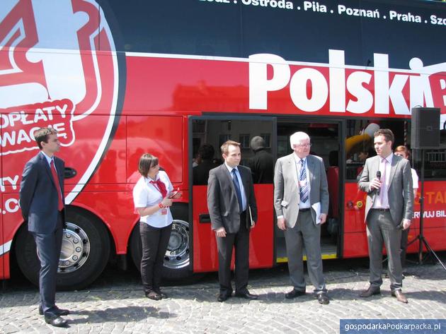 Drugi od lewej Roger Bowker, dyrektor generalny Souter Holdings Poland; trzeci od lewej Łukasz M. Dziągwa, dyrektor Zarządu Transportu Miejskiego w Rzeszowie, fot. Adam Cyło