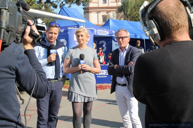 Od lewej dziennikarze Marcin Pawlak i Ilona Małek oraz redaktor naczelny Józef Matusz podczas prezentacji nowej ramówki w Boguchwale na Giełdzie Ogrodniczej