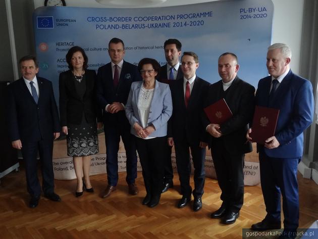 Od lewej poseł Wojciech Buczak, wojewoda Ewa Leniart, adam Hamryszczak wicemarszałek Maria Kurowska, Ernest Nowak, poseł Piotr Uruski, ks. Jerzy Sosiński i Adam Piątkowski 