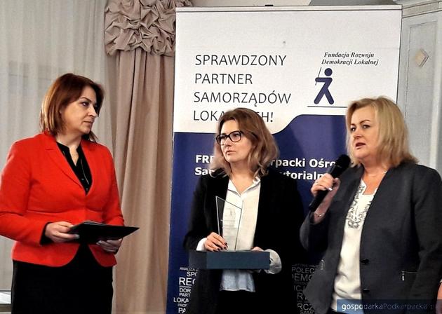 Wręczanie nagród. Od lewej: Anna Jagiełło, dyrektor Fundacja Rozwoju Demokracji Lokalnej Podkarpacki Ośrodek Samorządu Terytorialnego; Małgorzata Górak, Powiatowego Centrum Pomocy Rodzinie w Rzeszowie i Agnieszka Gabrowska, dyrektor PCPR