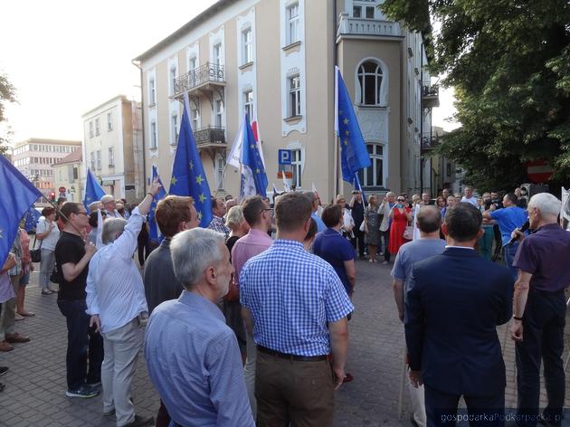 Manifestacja opozycji przed Sądem Okręgowym w Rzeszowie