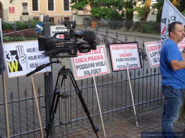 Manifestacja opozycji przed Sądem Okręgowym w Rzeszowie