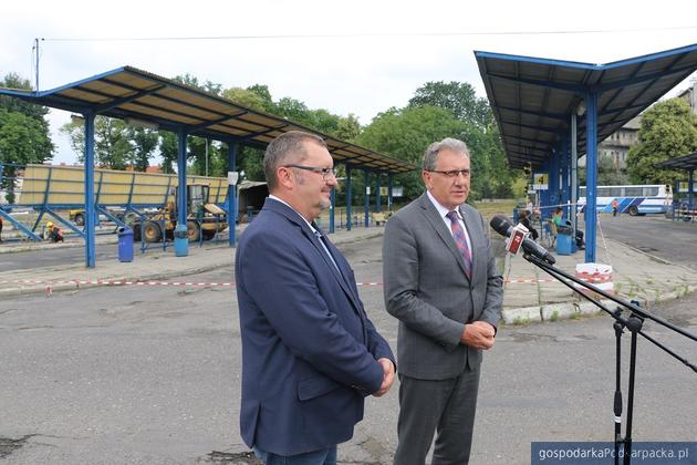 Od lewej prezes PKS Jarosław Ireneusz Kochanowicz i starosta jarosławski Tadeusz Chrzan