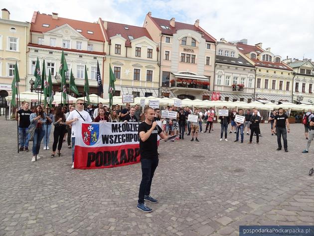 Młodzież Wszechpolska manifestowała przeciw darmowym przejazdom dla cudzoziemskich studentów