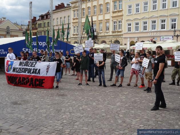 Młodzież Wszechpolska manifestowała przeciw darmowym przejazdom dla cudzoziemskich studentów