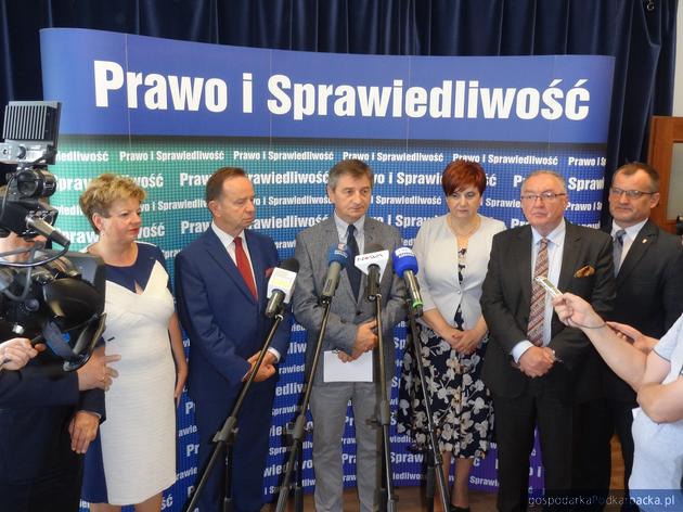 Od lewej Ewa Draus, Władysław Ortyl, Marek Kuchciński, Krystyna Wróblewska (przewodnicząca wojewódzkiego zespołu ds. wyborów samorządowych), Jerzy Borcz i Jerzy Cypryś