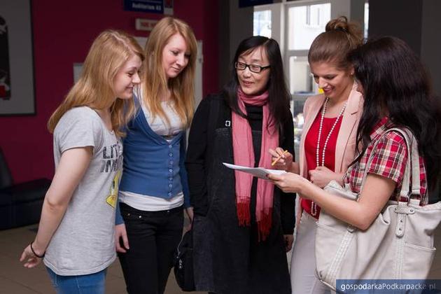 Prof. Yang Hongyan, prodziekan Wydziału Informatyki Anshan Normal University ze studentami WSIiZ, fot. archiwum