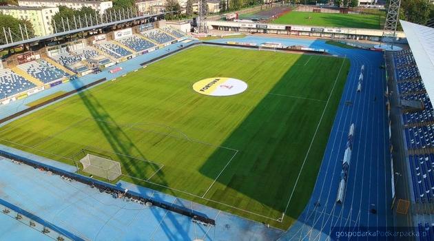 Pierwszy etap budowy podgrzewania boiska na stadionie w Mielcu