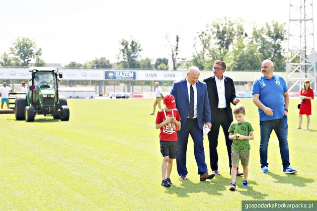 Pierwszy etap budowy podgrzewania boiska na stadionie w Mielcu