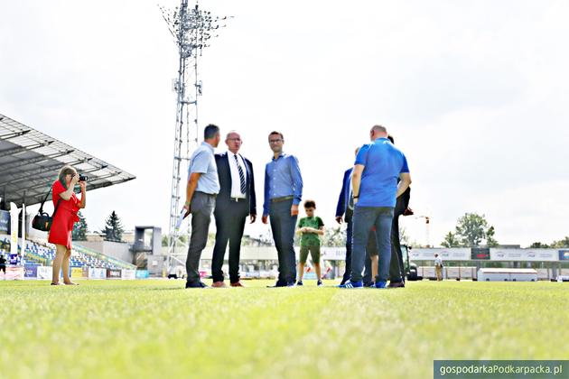 Pierwszy etap budowy podgrzewania boiska na stadionie w Mielcu