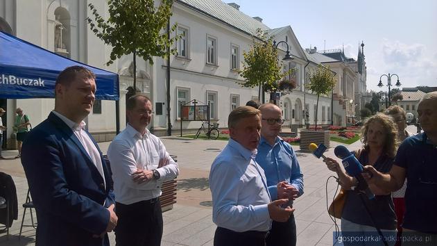 ojciech Buczak i radni miejscy Prawa i Sprawiedliwości podczas konferencji prasowej przy ulicy 3 Maja. Fot. Andrzej Baran