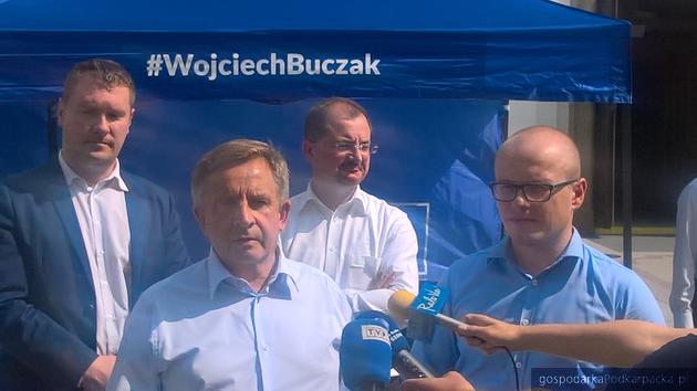 ojciech Buczak i radni miejscy Prawa i Sprawiedliwości podczas konferencji prasowej przy ulicy 3 Maja. Fot. Andrzej Baran