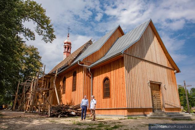 Wólka Niedźwiedzka: Modrzewiowa świątynia jest już większa