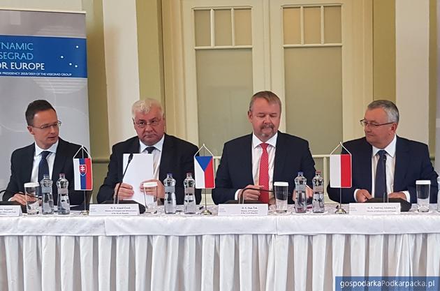 Od lewej minister spraw zagranicznych i handlu Węgier Peter Szijjarto, minister transportu i budownictwa Słowacji Árpád Érsek, minister transportu Czech Dan Ťok i ministra infrastruktury Andrzej Adamczyk. Fot. gov.pl