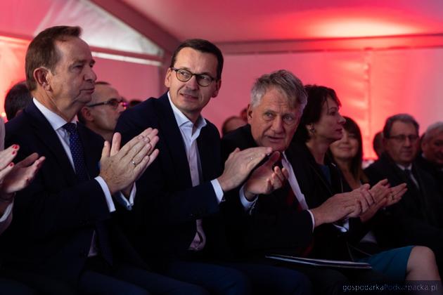 Od lewej marszałek Władysław Ortyl, premier Mateusz Morawiecki i prezes PGNiG Piotr Woźniak. Fot. KPRM