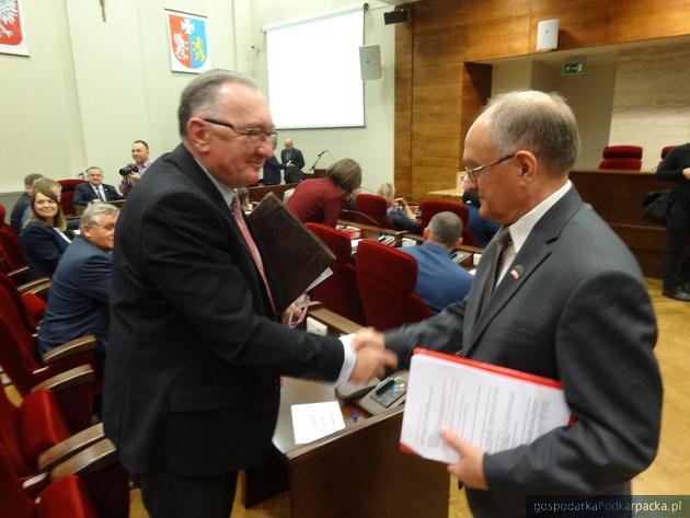 Jerzy Borcz odbiera gratulację od przewodniczącego seniora Adama Śnieżka