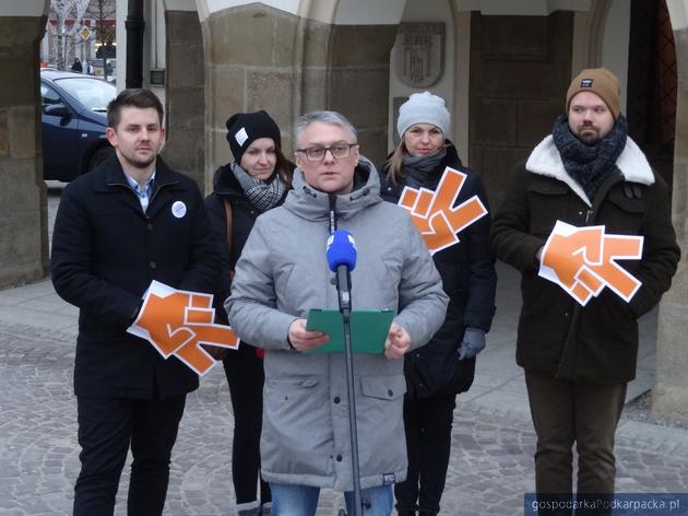 Działacze ruchu Roberta Biedronia. W środku Robert Smucz