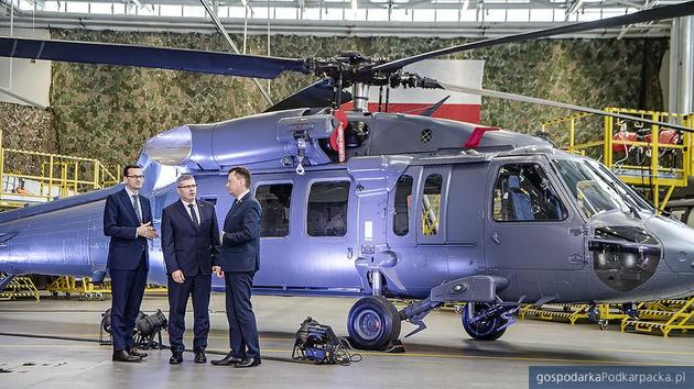 Od lewej: premier Mateusz Morawiecki, prezes Janusz Zakręcki i minister Mariusz Błaszczak. Fot. por. Robert Suchy(CO MON)