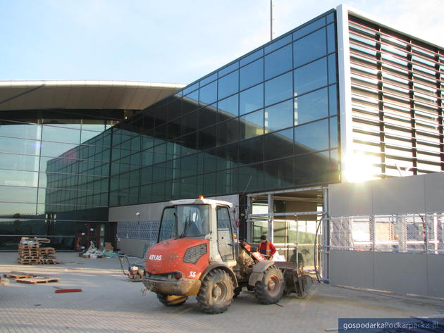 Roboty przy tetminalu na lotnisku Rzeszów-Jasionka, fot. Adam Cyło