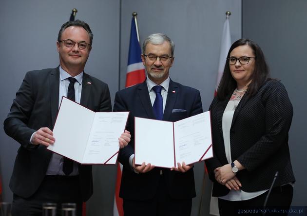 Od lewej ambasador Norwegii Olav Myklebust, minister Jerzy Kwieciński i wiceminister Małgorzata Jarosińska-Jedynak