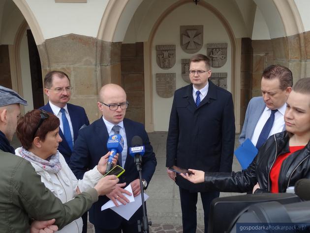 Radni PiS przed obradami Rady Miasta Rzeszowa informują o pomyśle na budowę aquaparku. Fot. Adam Cyło