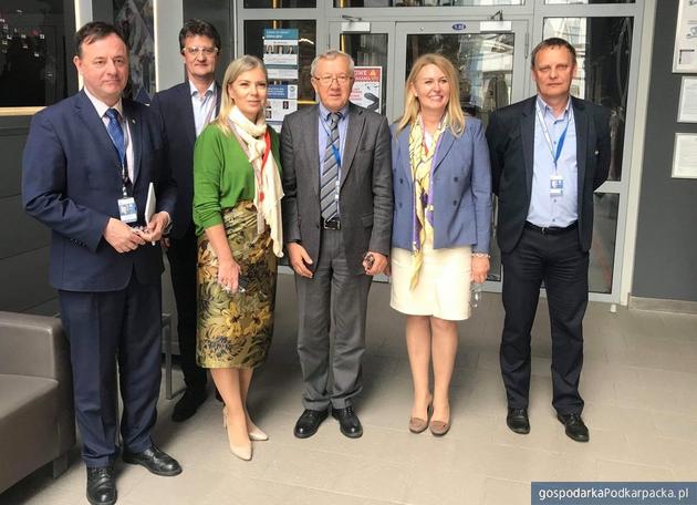 Od lewej: rzecznik PW Rzeszów Marek Czarnecki, dyrektor biura Doliny Lotniczej Andrzej Rybka, komisarz Elżbieta Bieńkowska, prezes PW Rzeszów Marek Darecki, posłanka Elżbieta Łukacijewska. Fot. PWC/UTC 