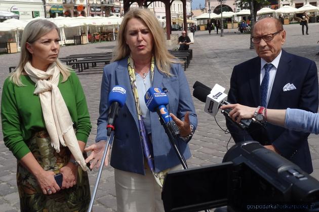 Od lewej komisarz Elżbieta Bieńskowska, poseł do PE Elżbieta Łukacijewska i prezydent Rzeszowa Tadeusz Ferenc. Fot. Adam Cyło