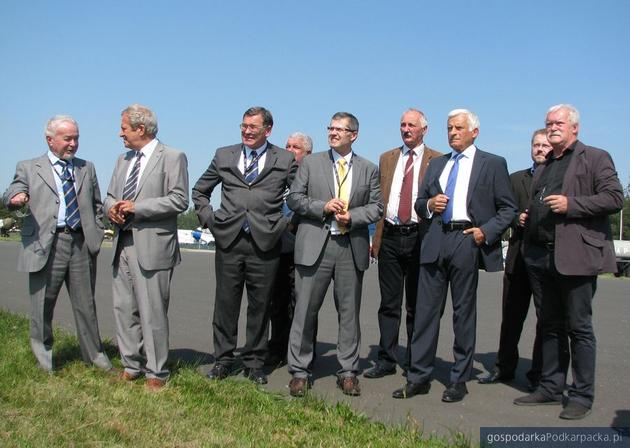 Pokaz oglądali m.in. Jerzy Buzek i Janusz Steinhoff, a takze związkowcy i kierownictwo PZL Mielec. Fot. Adam Cyło