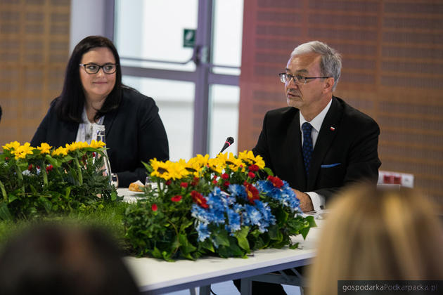 Resort inwestycji i rozwoju reprezentują wiceminister Małgorzata Jarosińska-Jedynak i minister Jerzy Kwieciński. Fot. Michał Mielniczuk