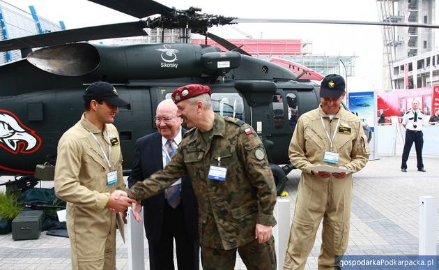 Generał Dariusz Wroński, szef wojsk aeromobilnych, piloci Wojciech Romańczuk (z prawej) i Dariusz Daszewski oraz Sergei Sikorsky, fot. PZL Mielec