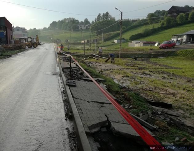 Tak po zeszłorocznych, gwałtownych opadach deszczu wyglądała droga  powiatowa Nr 1425R i chodnik.Fot. ZDP w Rzeszowie