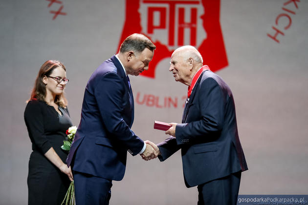 Prezydent Andrzej Duda wręcza odznaczenie profesorowi Jerzemu Maternickiemu. Fot. prezydent.pl