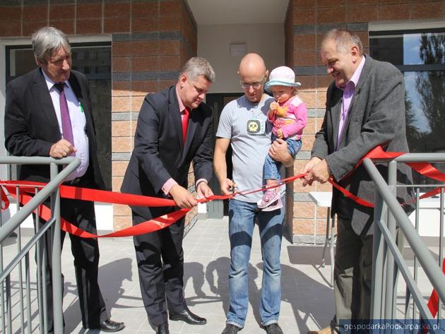 W uroczystym otwarciu brali udział m.in. prezydent Nornert Mastalerz, prezs TTBS Stanisław Żmuda oraz mieszkańcy. Fot. Dariusz Bajor