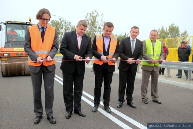 Pierwszy z lewej Kamil Simka ze Skanska, obok niego prezydent Norbert Mastalerz. Fot. UM Tarnobrzeg