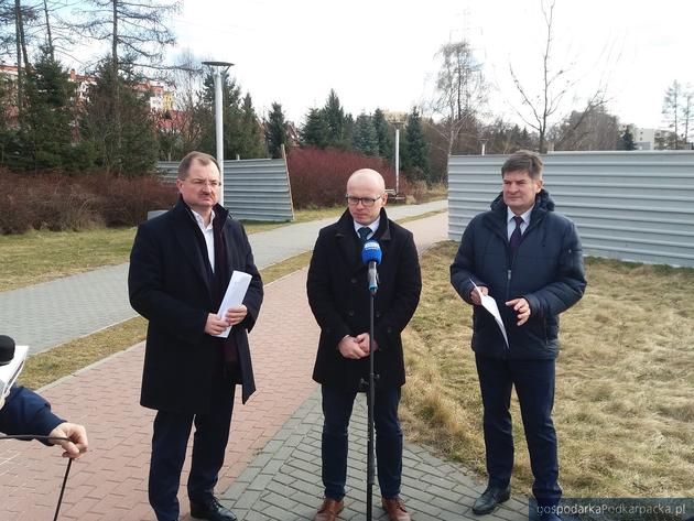 Od lewej Waldemar Szumny, Marcin Fijołek i Jerzy Jęczmienionka, radni PiS w Radzie Miasta Rzeszowa