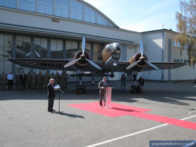 Prowadzący uroczystość Andrzej Tułowiecki z Muzeum Wojska Polskiego w Warszawie i prezes PZL Janusz Zakręcki na tle Łosia. Fot. Adam Cyło