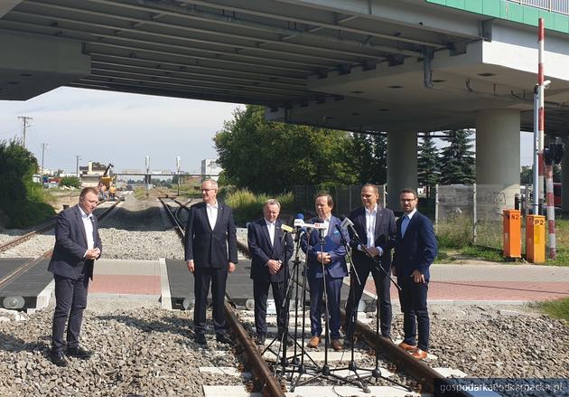 Od lewej Tomasz Leyko, rzecznik Urzędu Marszałkowskiego, Fryderyk Kapinos, Ireneusz Merchel, Władysław Ortyl, Rafał Weber i Tomasz Poręba. Fot. Mirosław Siemieniec, PKP PLK