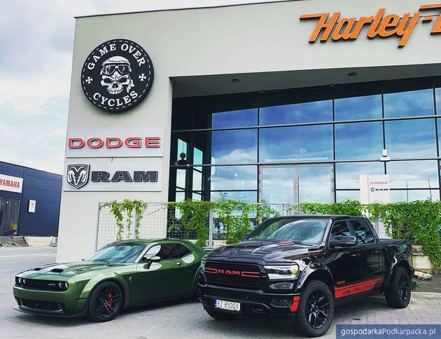 Od lewej Dodge Hellcat, Ram