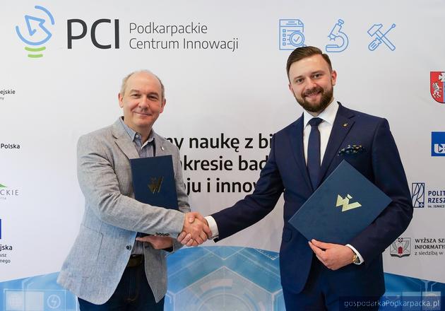 Od lewej Jacek Kubrak prezes Podkarpackiego Centrum Innowacji oraz mgr inż. Michał Jurczyk, MBA, DBA prorektor ds. studenckich i rozwoju Collegium Humanum Szkoły Głównej Menedżerskiej z siedzibą w Warszawie oraz prorektor ds. Filii w Rzeszowie