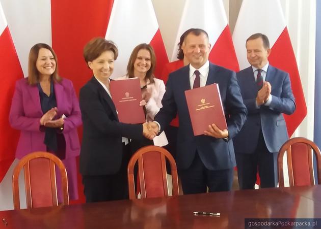 Z dokumentami minister Marlena Maląg i wójt Trzyńczy Ryszard Jędruch