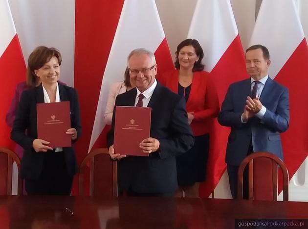 Od lewej (z dokumentami) minister Marlena Maląg i wójt Adamówki Edward Jarmułowicz